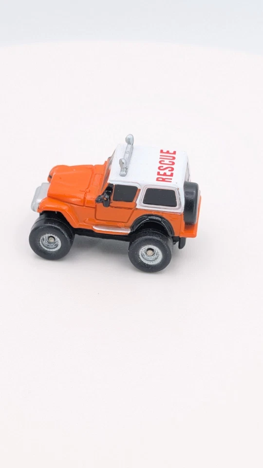Micro Machines, 1999 Hasbro, Jeep Wrangler, #40 White Water Rescue Variant - Image 2 of 4