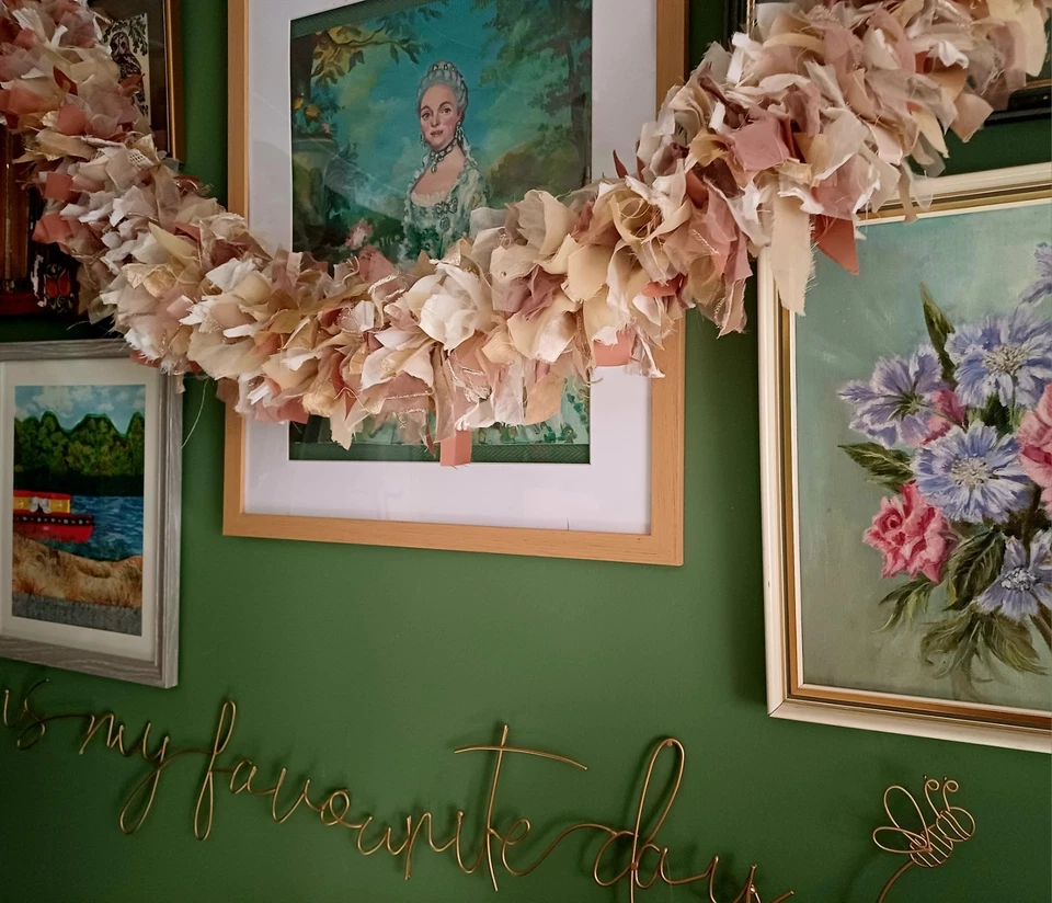 Guirnalda de tela Sari reciclada/decoración de chimenea. Tonos verdes neutros. 🤍🤎 Foto 4 de 4