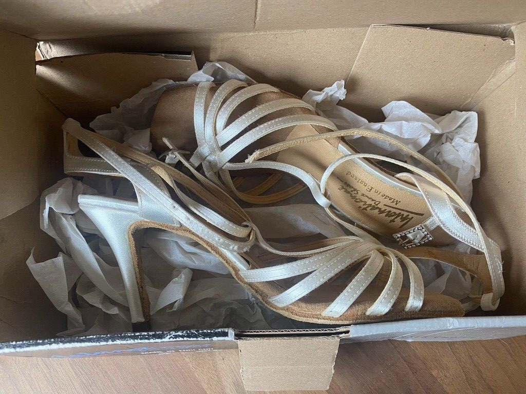 INTERNATIONAL DANCE SHOES white satin Melissa T bar satin 39