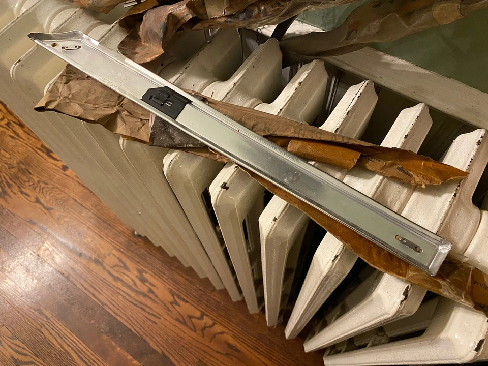 NOS 1980 1981 年 1982 年福特 Thunderbird 前挡泥板装饰成型 — 第 4/4 张图片