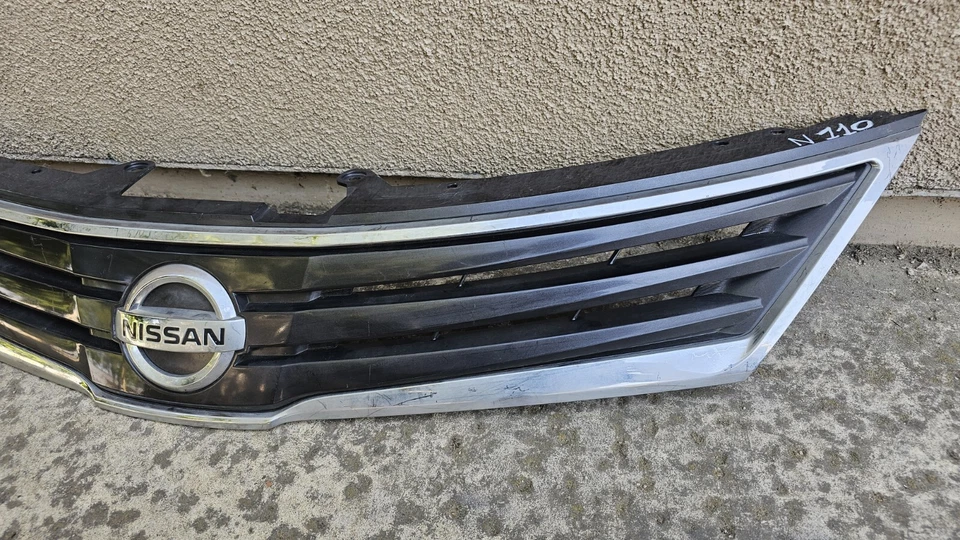 Nissan Versa 2010-2012 hatchback parrilla delantera cromada OEM N110 Foto 4 de 4