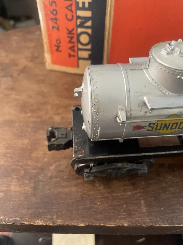 Lionel Postwar O-Gauge No. 2465 Sunoco Tank Car with Coil Couplers Early Version - Image 4 of 4