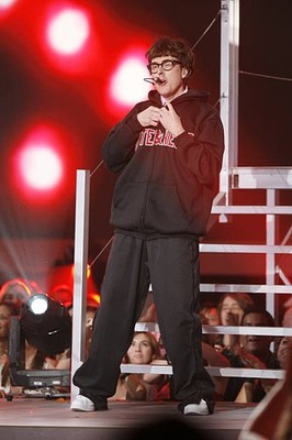 Weird Al Yankovic performs White & Nerdy at VH1 Big in 06 Show at - Old Photo 17