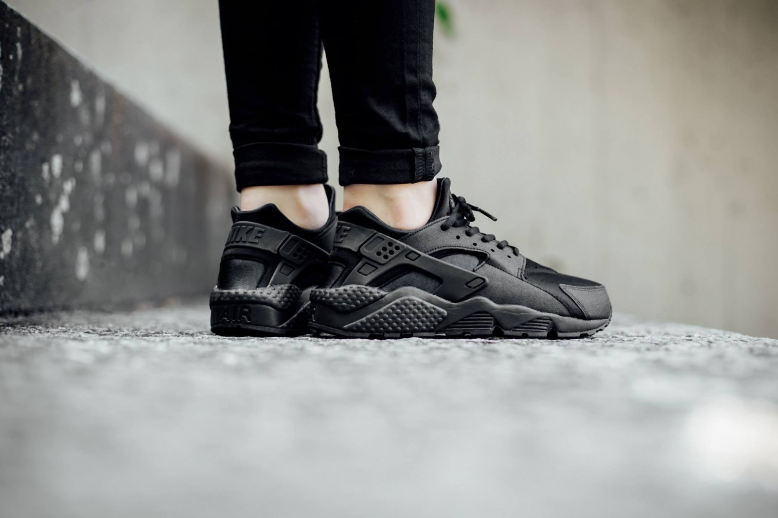 Nike Air Huarache Triple Black Athletic Running Workout Trainer DH4439-001 *2021