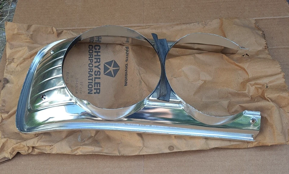 1970 70 Plymouth Fury I II III NOS MoPar lado derecho pasajero faro bisel Foto 3 de 3