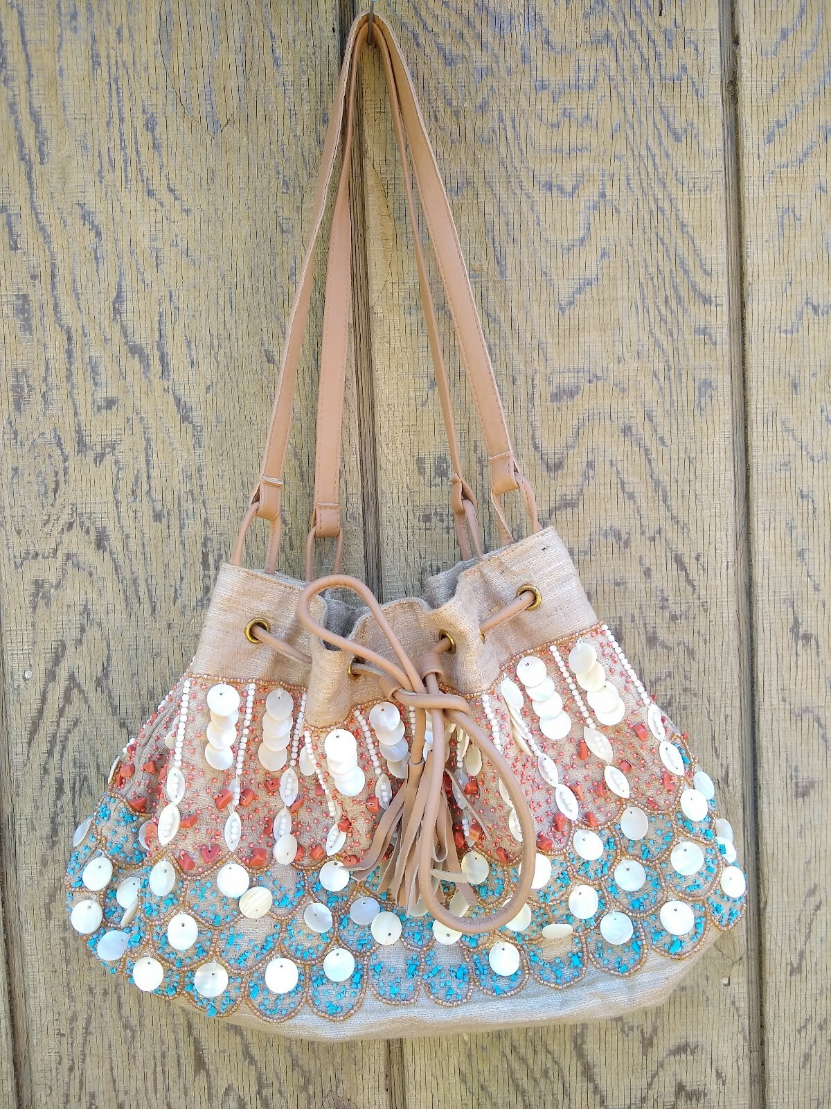 Bolso de Mano Moyna Pequeño Con Cordón Hueso Cuentas Turquesa y Coral con Piezas de Concha