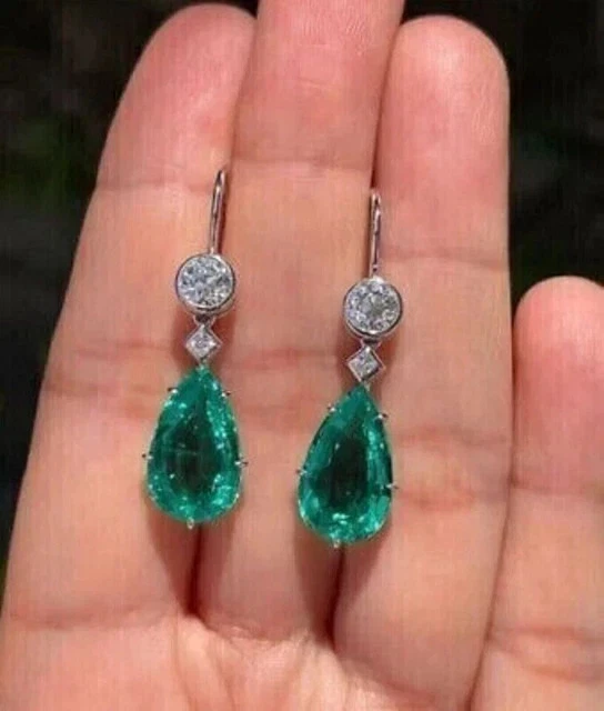 Pendientes colgantes colgantes de esmeralda verde creados en laboratorio de peras de 2 quilates enchapados en oro blanco de 14 quilates Foto 2 de 3