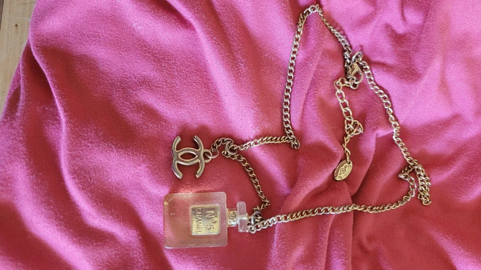 Collar con motivo botella de perfume CHANEL Nº 5 Foto 2 de 4