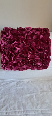Rosa quadratischer Kissenbezug.