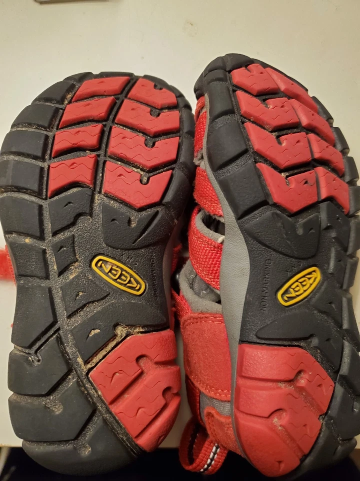 Sandalias Keen para jóvenes pequeños zapatos punta cerrada talla US 8 usadas rojas negras Foto 4 de 4