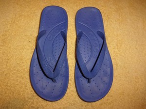 crocs blue flip flops