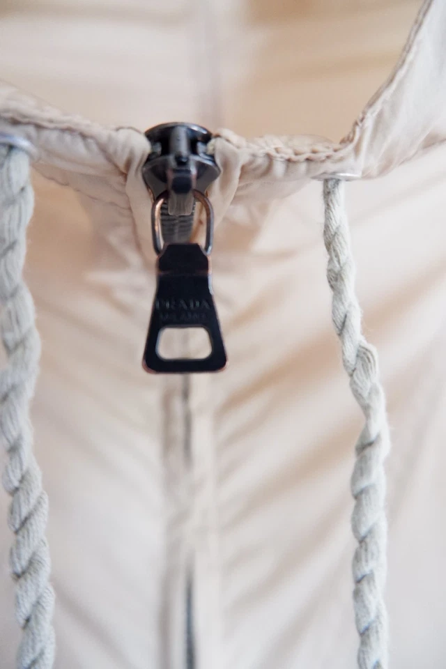 Chaqueta vintage de nailon de Prada para mujer Foto 4 de 4