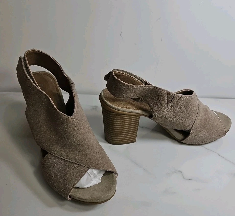 Sandalia Reaction Kenneth Cole Beige Gamuza 3" Tacones Bloque Tirantes 7.5M Foto 3 de 4