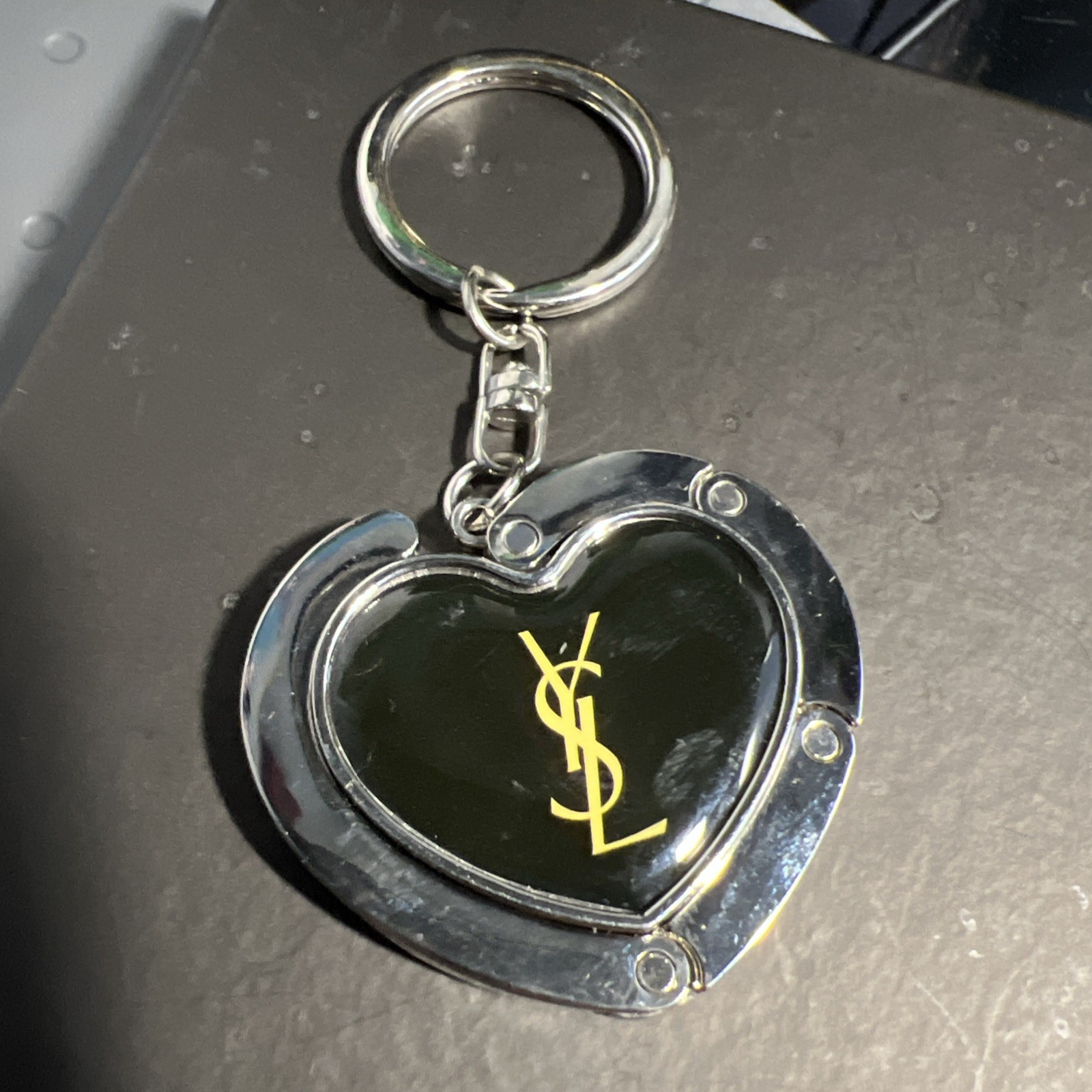 Portachiavi YSL Yves Saint Laurent logo a forma di cuore porta borsa senza accessori