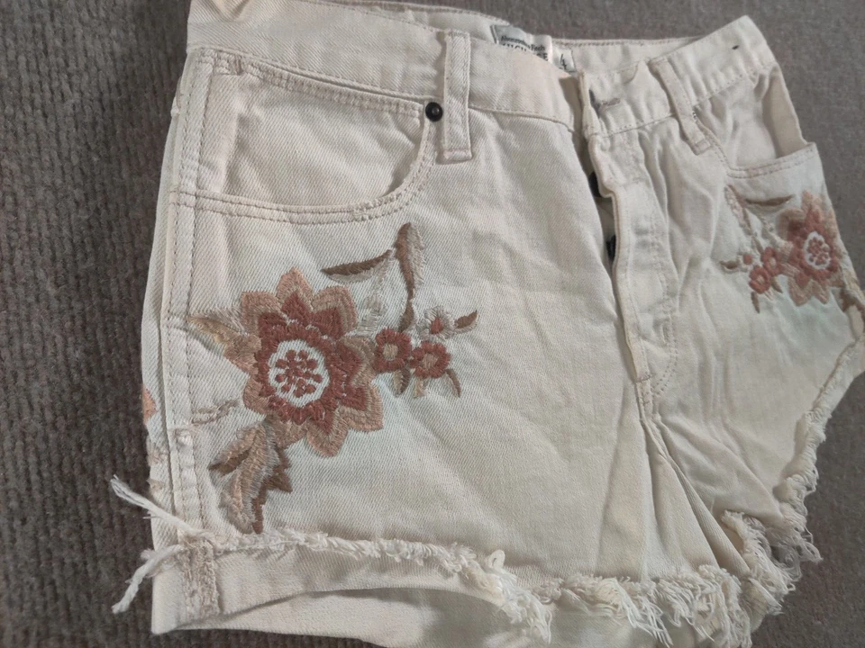 Abercrombie & Fitch High Rise Mom Shorts 27/4 Raw Hem Floral White Button Fly - Image 4 of 4