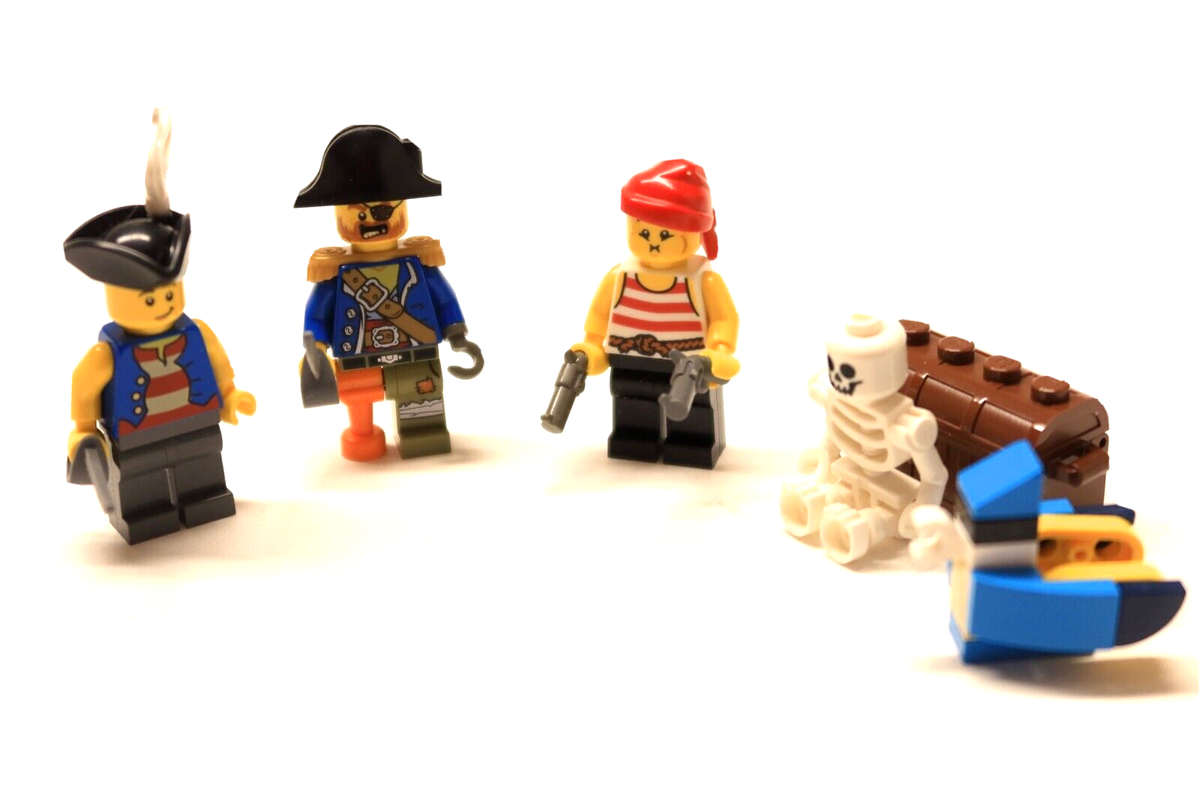14 Lego Large Lot Pirates ship 31109 Blacksmith Minifig Skeleton