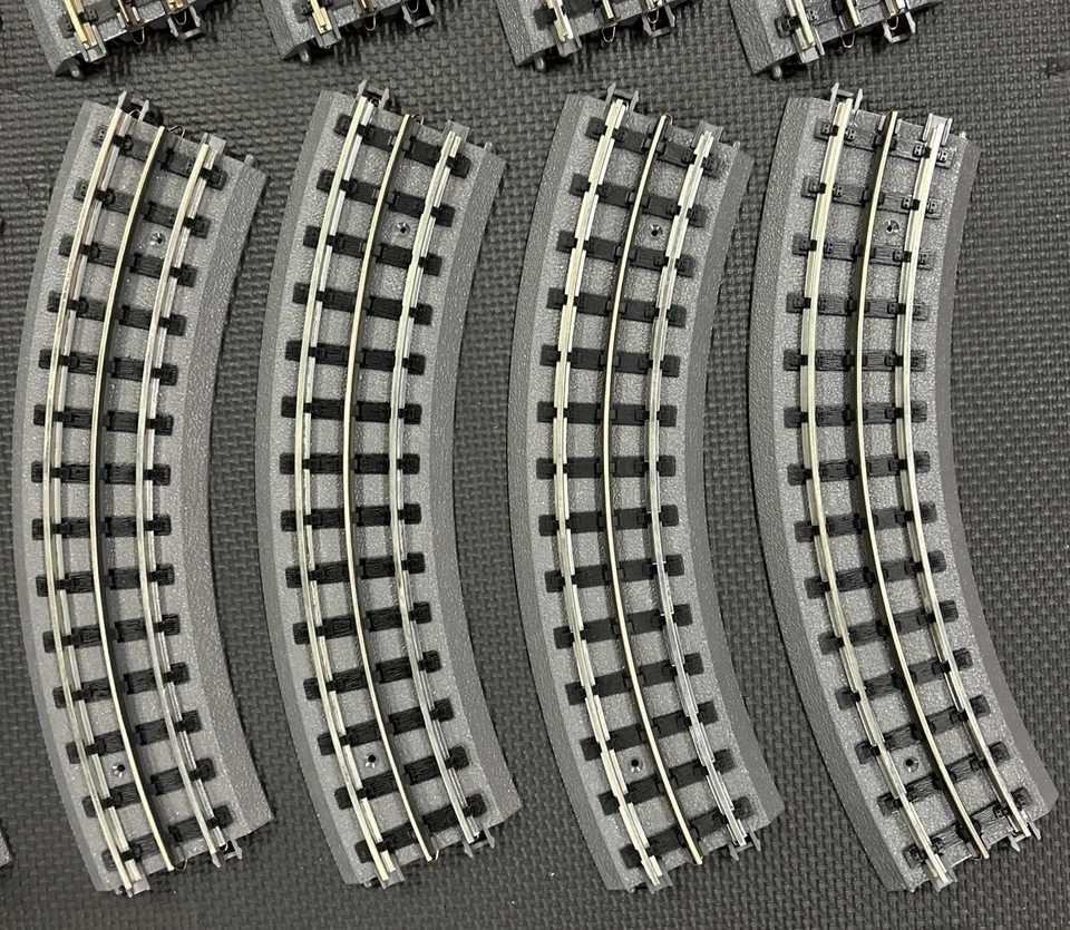 M.T.H. ELECTRIC TRAINS O-31" CURVE TRACK O GAUGE 3-RAIL LOT OF 12 NOS - Image 4 of 4