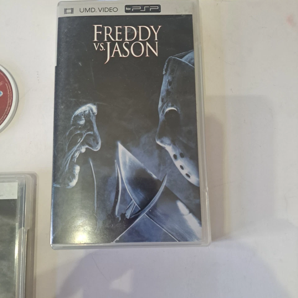 UMD Video PSP lot of 4 Freddy vs Jason, Predator, Spider Man 2, + one more Foto 3 de 4