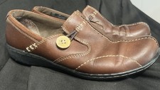 Clark  s Bendable Leather Shoes Women  s Sz.8M Brown Slip In Button Accents
