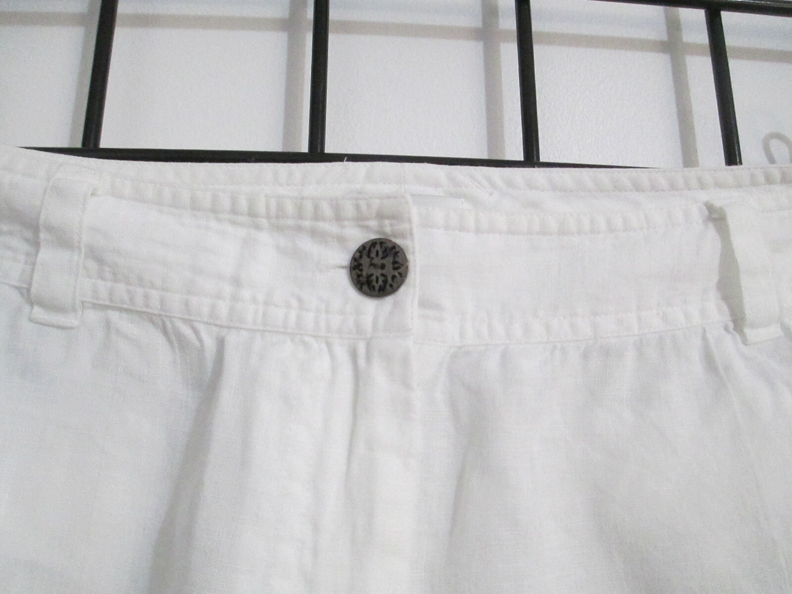 SAKS FIFTH AVENUE  🌸 SIZE 10==WHITE / BEACH PORTRAIT / LINEN CAPRI PANTS