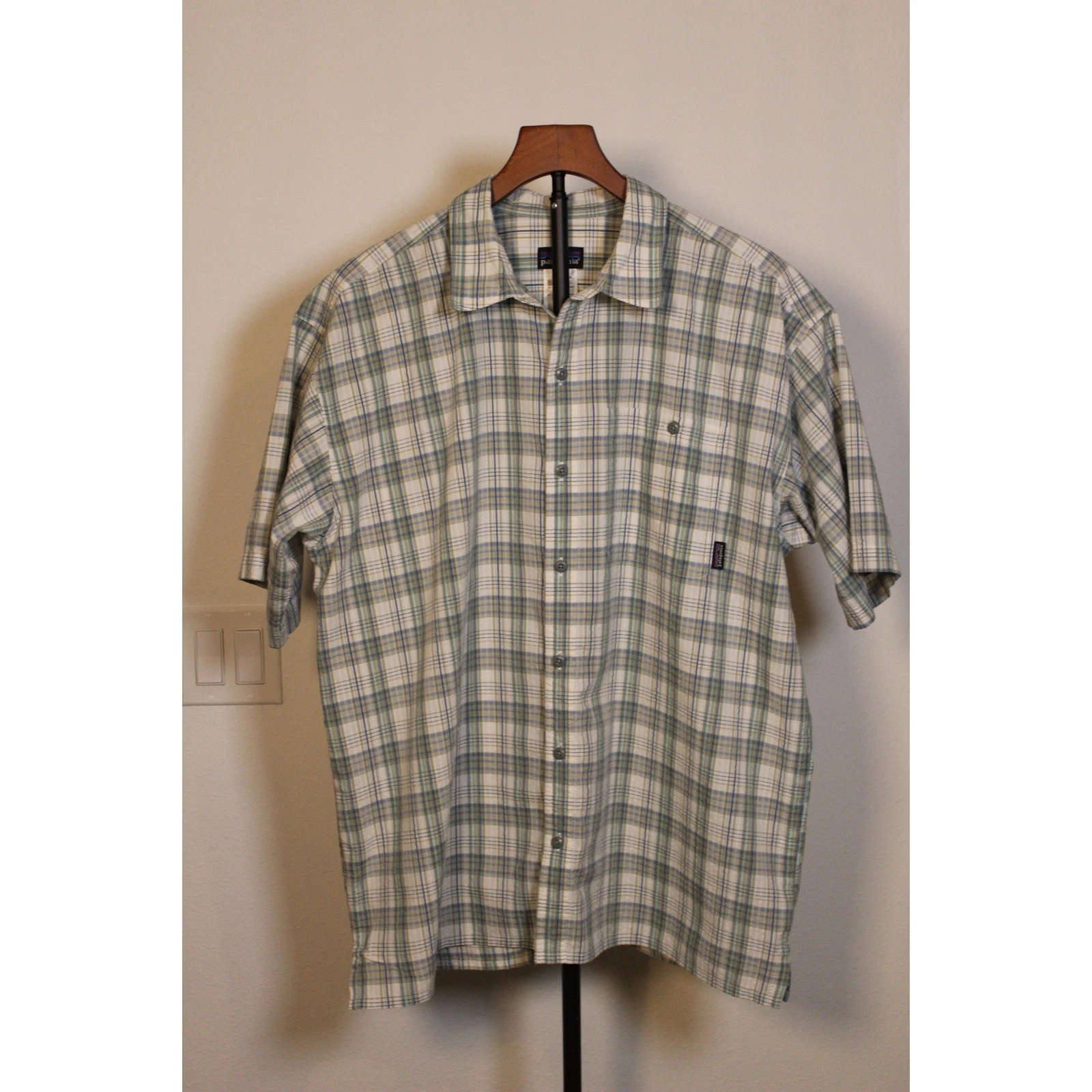 Patagonia Plaid Short Sleeve Button Up Hiking Shirt Men's Size Large