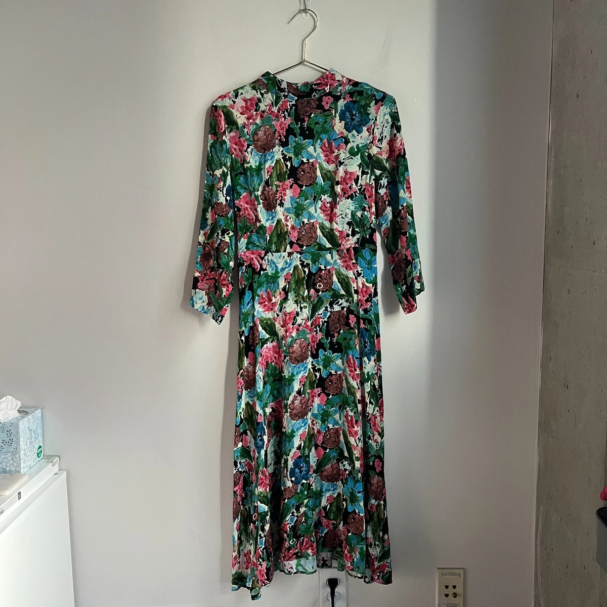 Zara Women s Floral Print Midi Dress in Multi Size SMALL