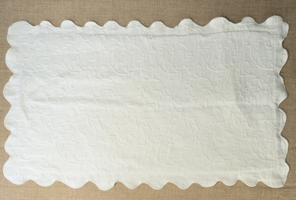 Linea Casa By Sferra Sham Conjunto KING Recortado Branco Texturizado Floral Matelasse - Imagem 2 de 4