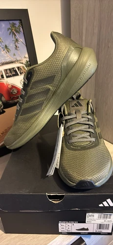 Adidas Runfalcon 3.0 in strati di oliva taglie 8 e 9.5. Nuovo e originale.