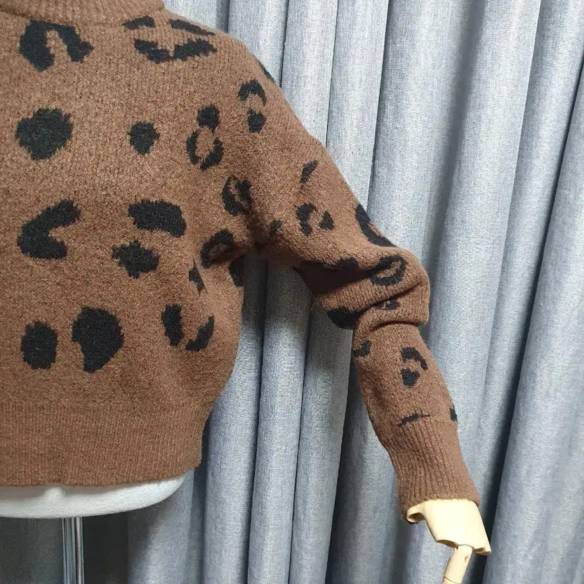 Leopard Pattern Round Neck Knit Sweater, Women's … - image 1