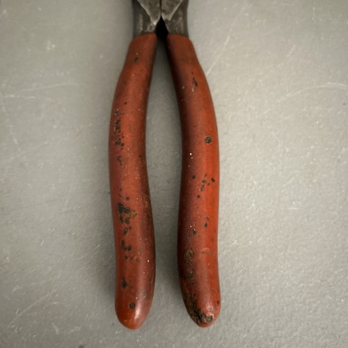 Klein Tools J2000-9NE Lineman's Side Cutting Pliers 9" Journeyman Handle - Picture 3 of 7