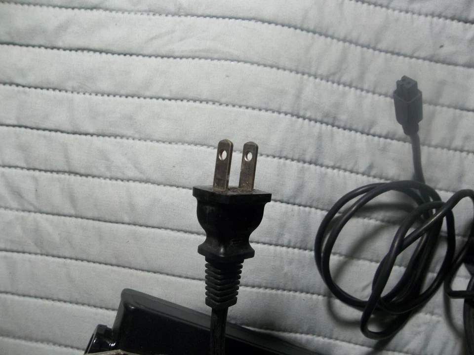 Universal Insignia 65W Ultrabook Charger AC Power Adapter NS-PWLC663 - Image 3 of 4