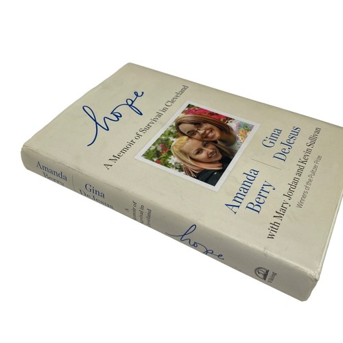 Hope : A Memoir of Survival in Cleveland Gina DeJesus, Amanda Berry Hardcover - Imagen 3 de 11