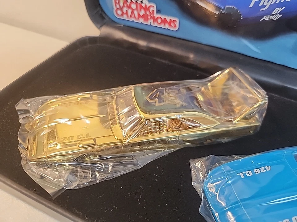 Juego de coches Plymouth by Petty Racing Champions dorado y azul Foto 2 de 4