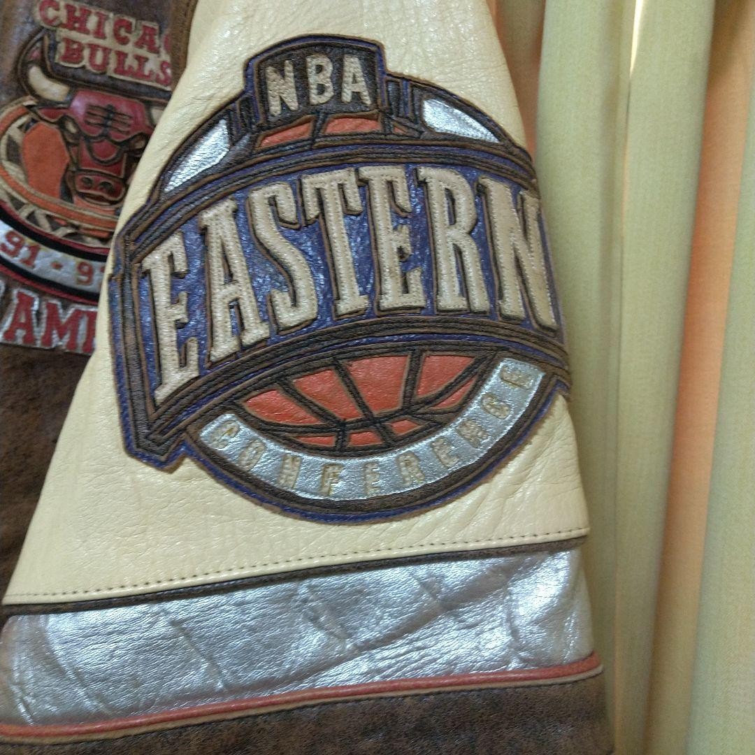 Chicago Bulls 1995-96 Stadium Jacket NBA Eastern Conference Logo Used image 2