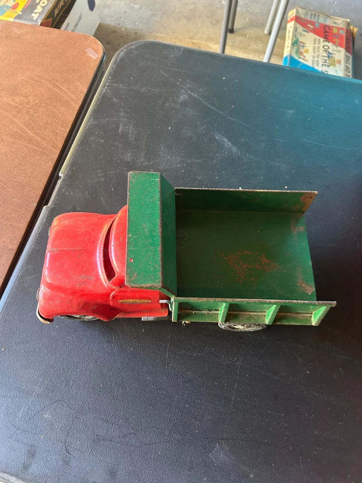 Montículo de camión de volteo Tonka de acero prensado vintage años 50 rojo y verde Metalcraft Foto 3 de 3