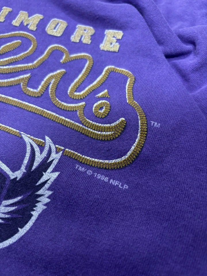 Camiseta Baltimore Ravens 1996 Vintage NFL Tamanho Grande, Ponto Único - Imagem 3 de 4