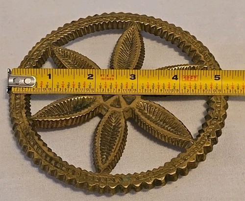 Vtg Brass Trivet Footed Floral Leaf Round Kitchen Serving Display Heavy RARE - Picture 10 of 11