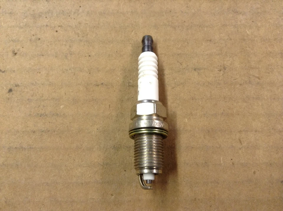 Bujías Denso Q16R-U nuevas - CANTIDAD 2 Foto 2 de 2