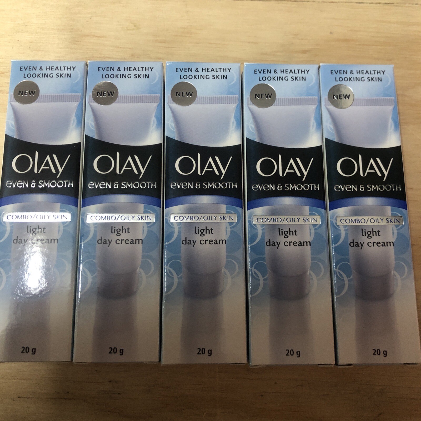 Olay Even & Smooth Day Cream For Oily/Combination Skin - Non-Greasy, Even Skin Tone, With Vitamin B3, E & Pro-Vitamin B5, 20G - Image 3