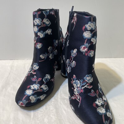 UO Urban Outfitters Women’s Navy Blue Floral Embroidered Boots Sz