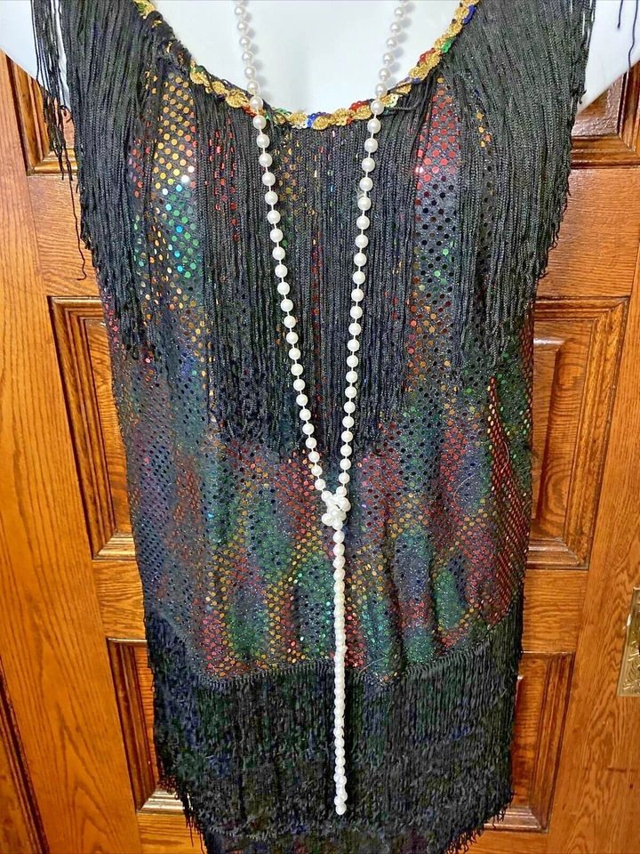 VESTIDO E COLAR FLAPPER FEMININO CALIFORNIA FANTASIAS com franja múltipla lantejoulas, tamanho M - Imagem 2 de 4