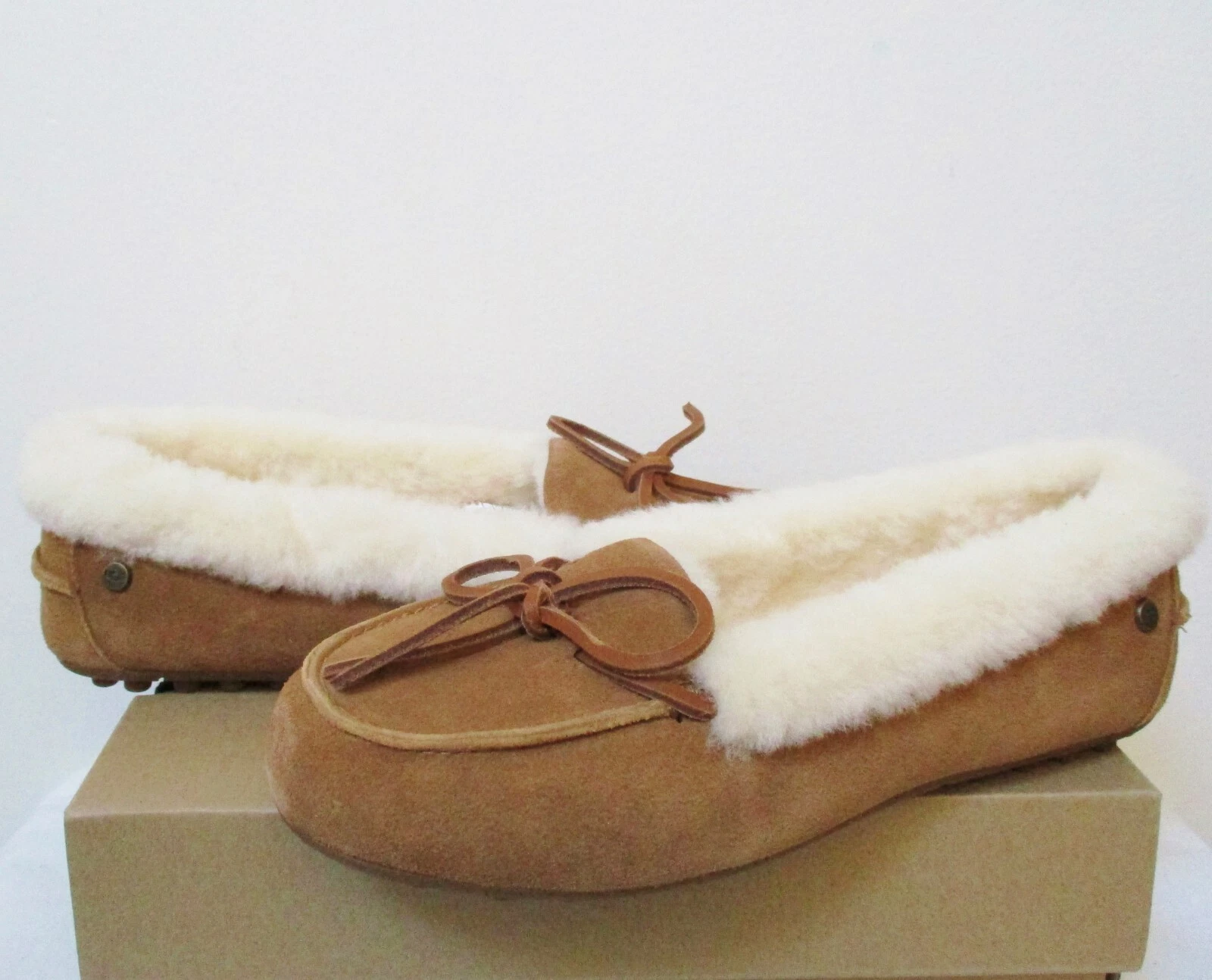 UGG donna SOLANA MOCASSINO scarpe ciabatte 7US CASTAGNA marrone scamosciato nuovo con etichette $110 prezzo consigliato