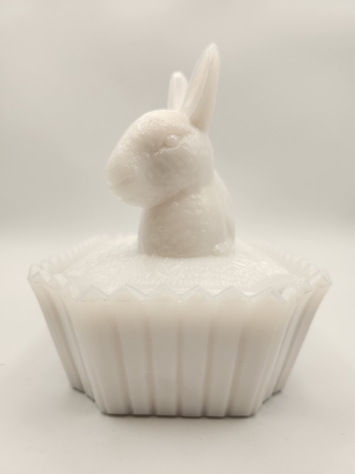 Old Opal Fire Edge Westmoreland Milk Glass Rabbit w Nest Picket Fence Trinket 5"