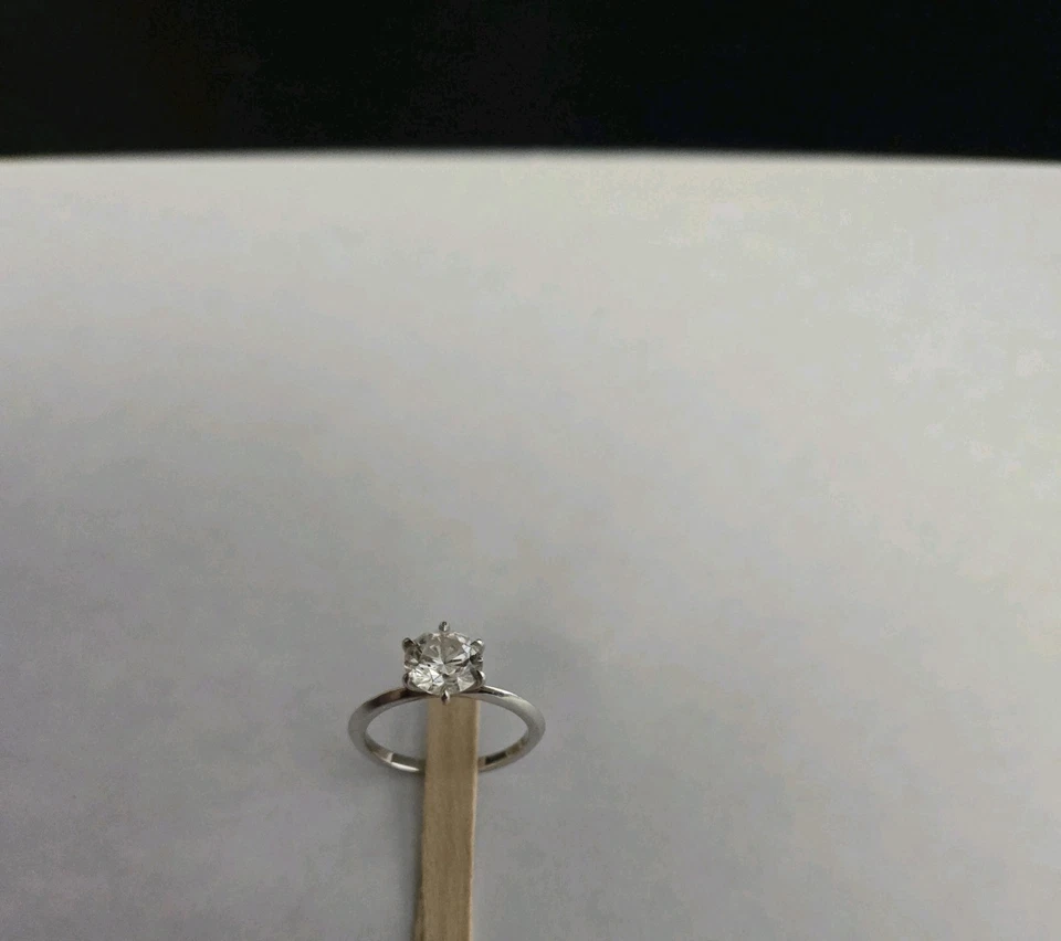 Anillo de compromiso de platino cultivado en laboratorio VRAI para mujer 1,64 quilates talla 7 con certificado IGI Foto 2 de 4