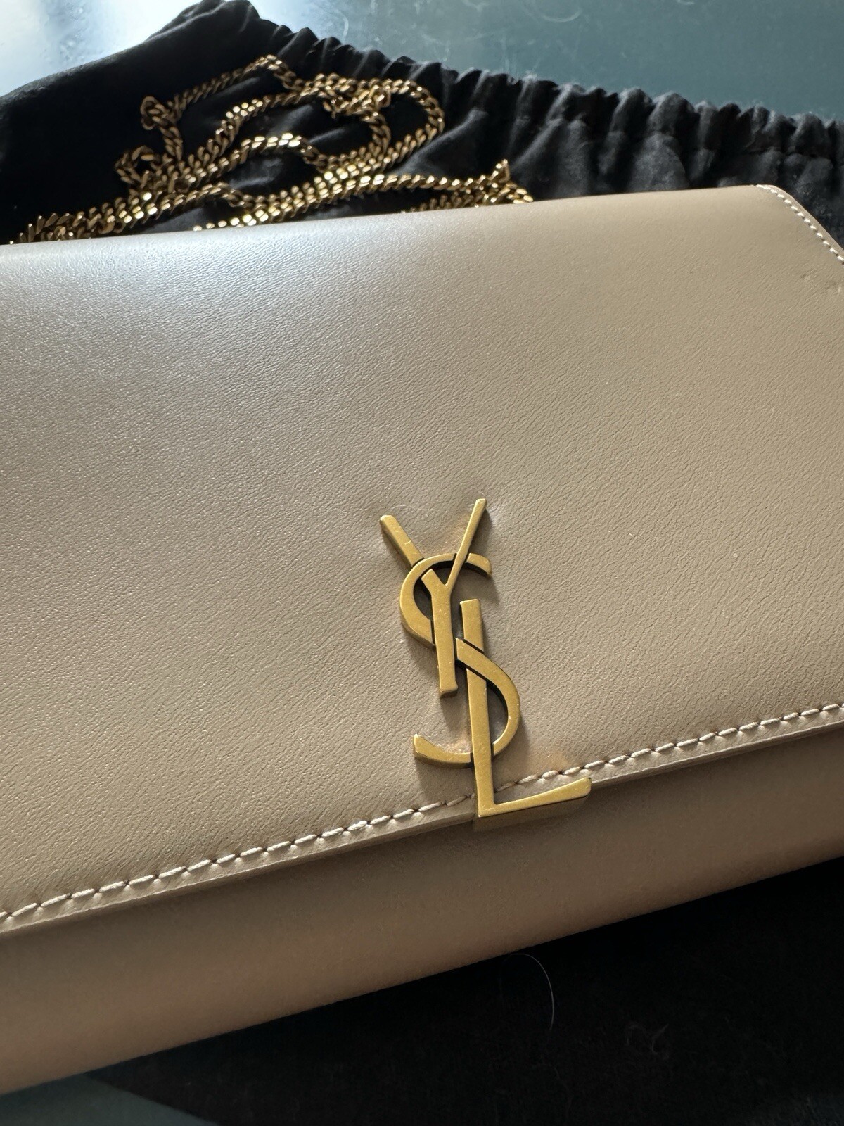 Portafoglio Saint Laurent YSL Monogram su catena in pelle liscia