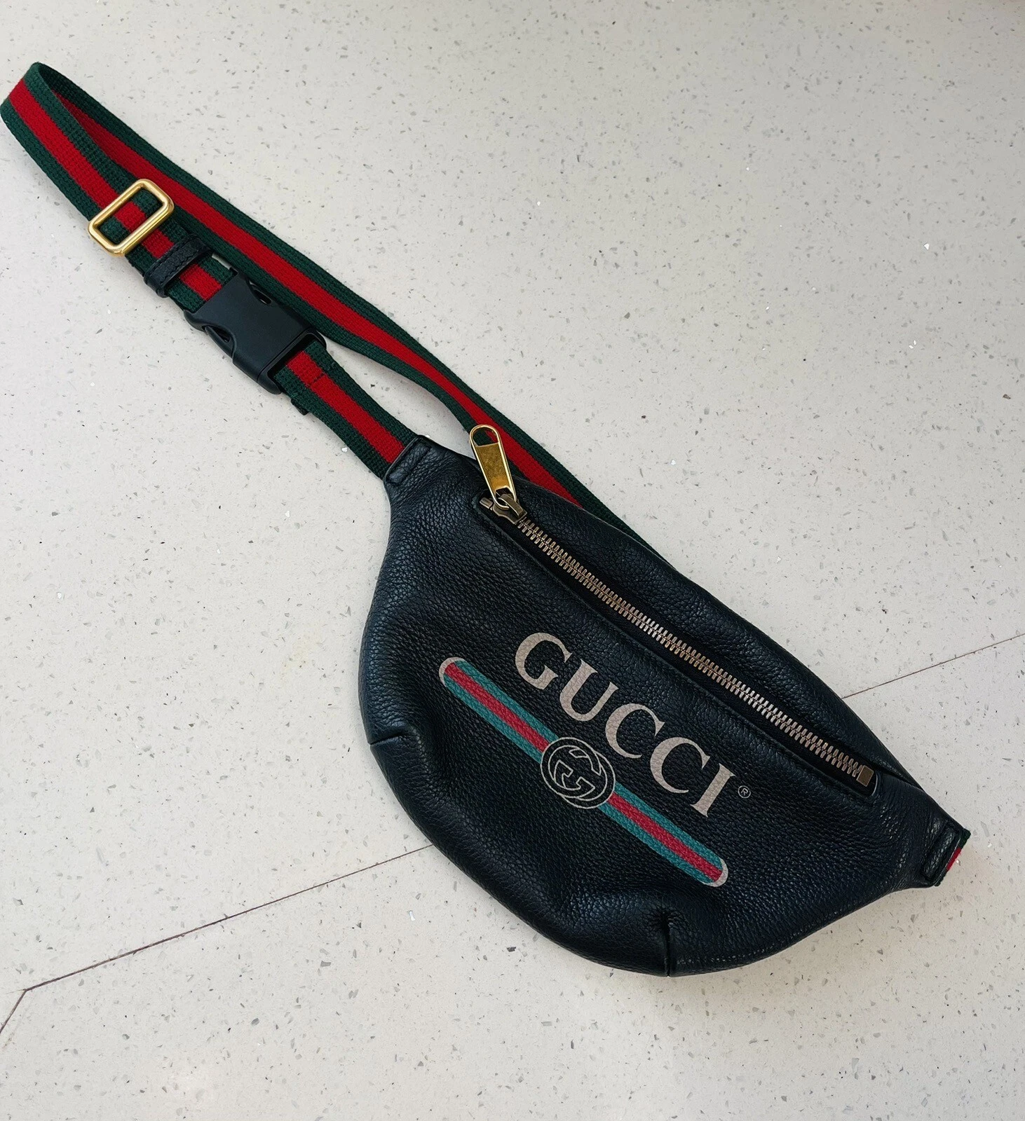 Petit sac ceinture noire imprimé logo GUCCI pack de fanny taille 95 fabriqué en Italie