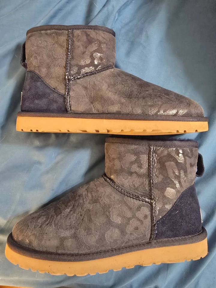 Botas de invierno UGG Classic Short II para mujer talla 8 azul leopardo Foto 4 de 4