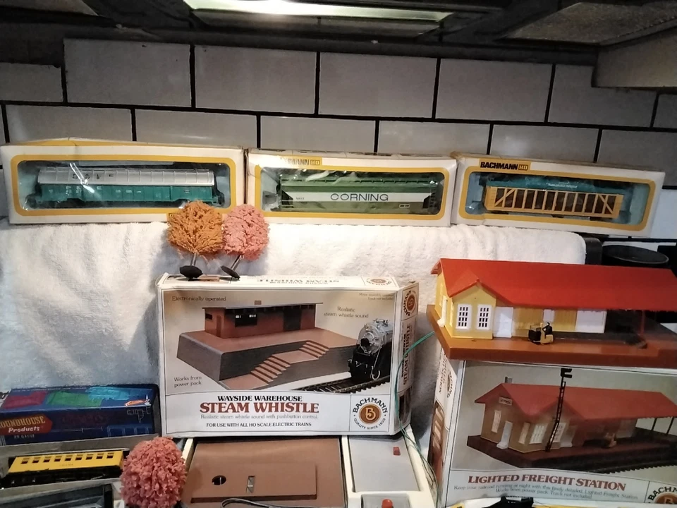 Large Lot Of HO Scale Train Lot With Accessories - Image 2 of 4