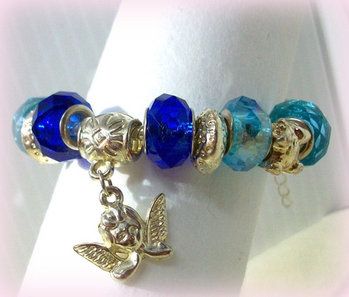 VTG Bracelet Blue Glass Beads Silver Tone Metal Angel Owl Clover Leaf Charms - Picture 2 of 4