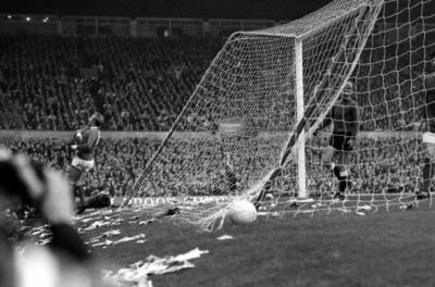 Manchester United's Denis Law celebrates behind the goal after- 1968 Old Photo 1